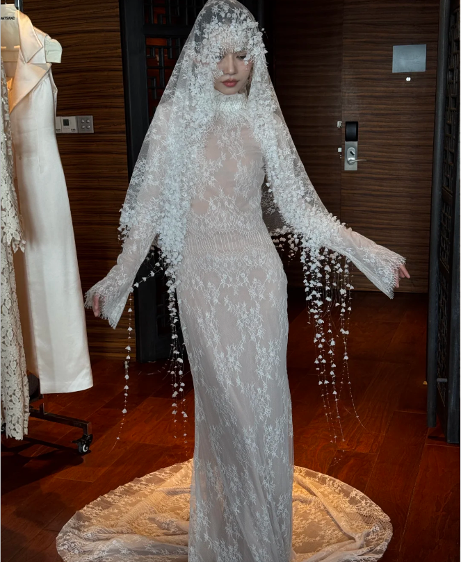 Robe de mariée vintage blanche col haut manches longues sirène en dentelle et tulle avec traîne P4748