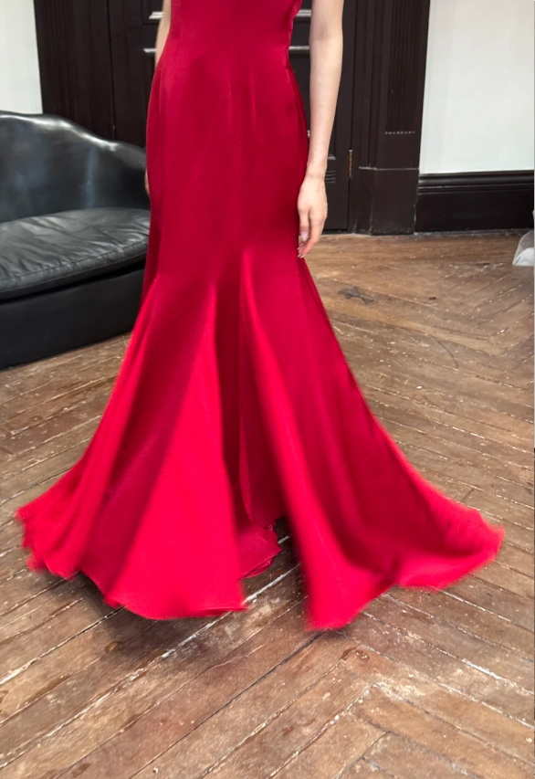 Elegantes Meerjungfrauen-Abendkleid aus Satin mit roter Schleife und langen Trägern P4751