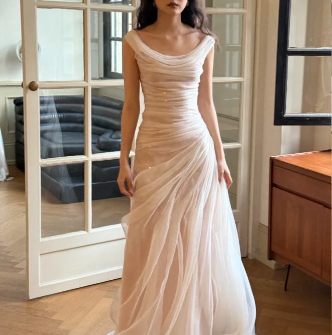 Einzigartiges weißes schulterfreies Brautkleid im Meerjungfrauen-Stil, mehrlagig, gerafft mit Tüllschleppe P4752