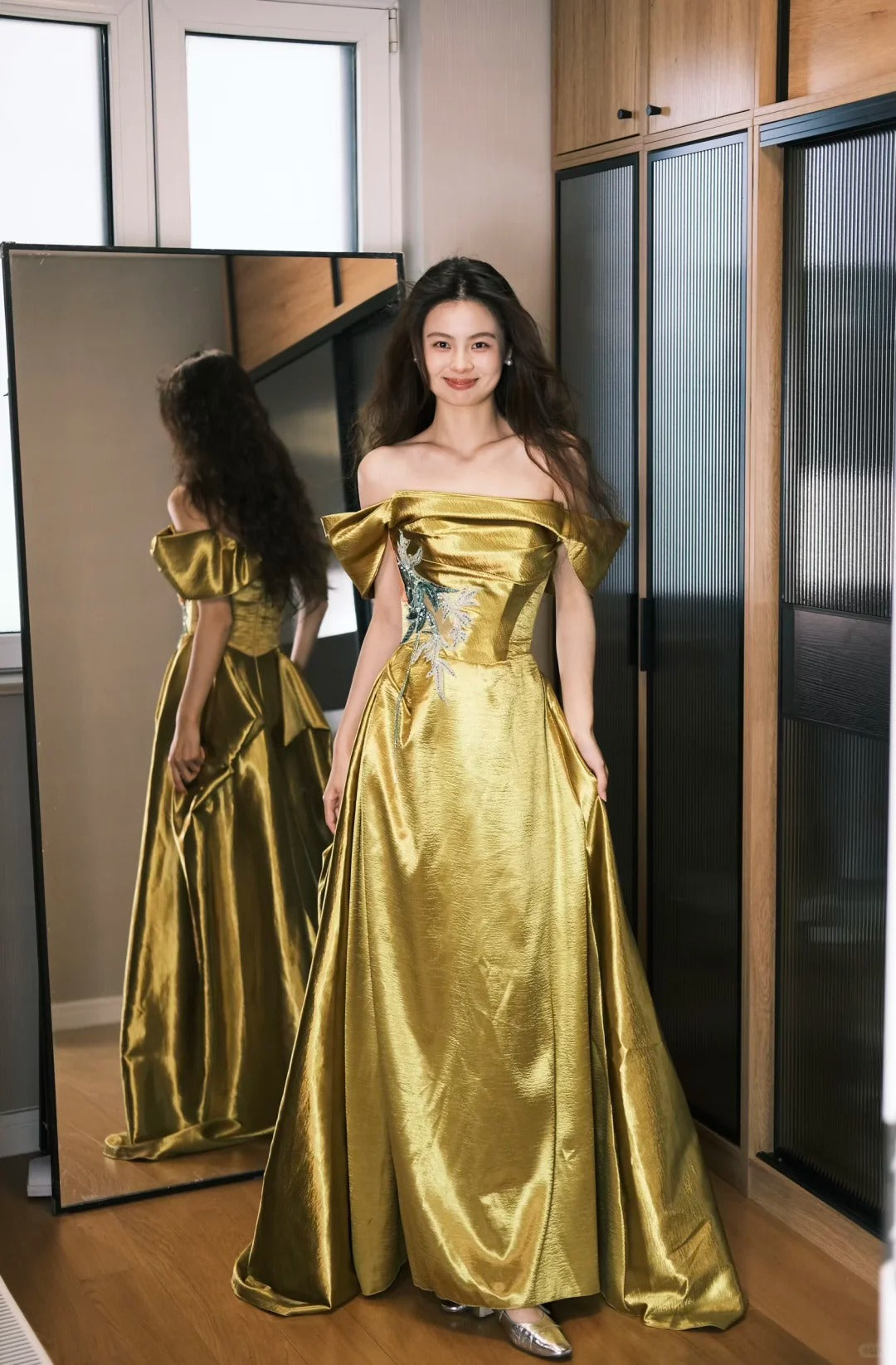 Wunderschönes, schulterfreies A-Linien-Abendkleid aus Gold-Satin mit Stickereien, langes Ballkleid P4758
