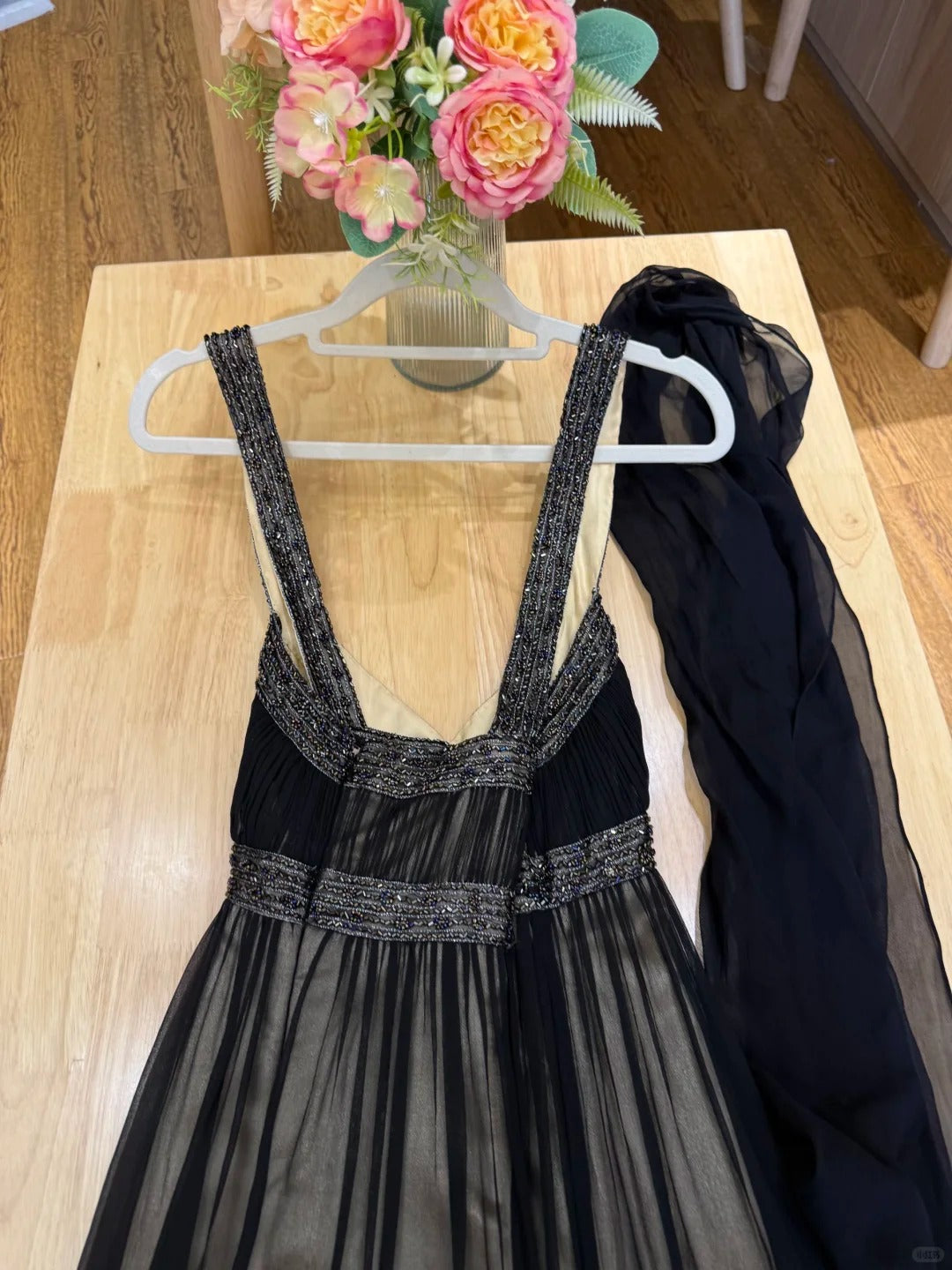 Elegantes schwarzes Spaghettiträger-Ballkleid mit V-Ausschnitt, Perlen und Tüll, Abendkleid P4782