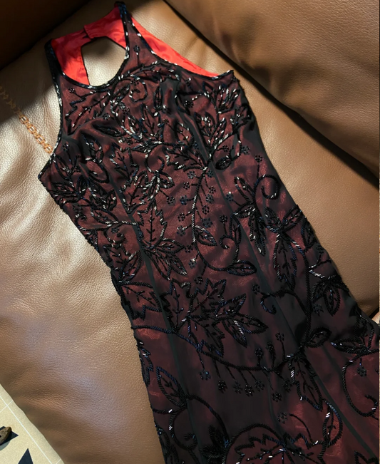 Robe de soirée longue en tulle motif feuilles perlées noires, dos nu, coupe ajustée, couleur bordeaux vintage P4789