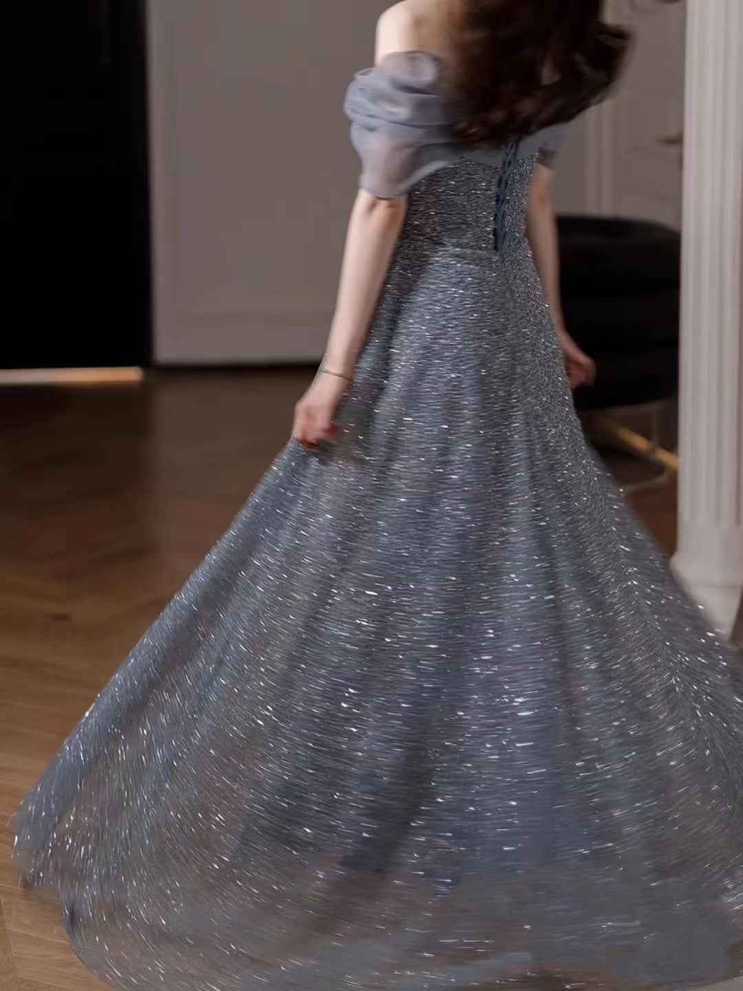 Bescheidenes Ballkleid, schulterfrei, Pailletten, langes Partykleid, graues Abschlussballkleid P2325