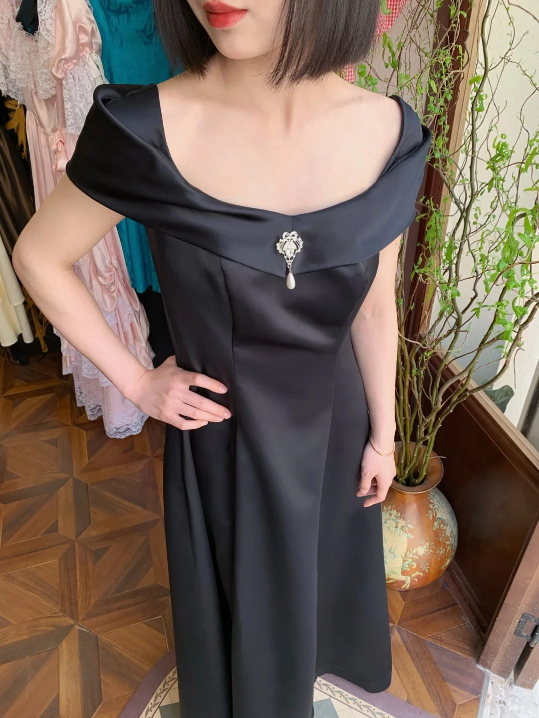 Vintage schwarzes schulterfreies A-Linien-Satin-Ballkleid Abendkleid P4821