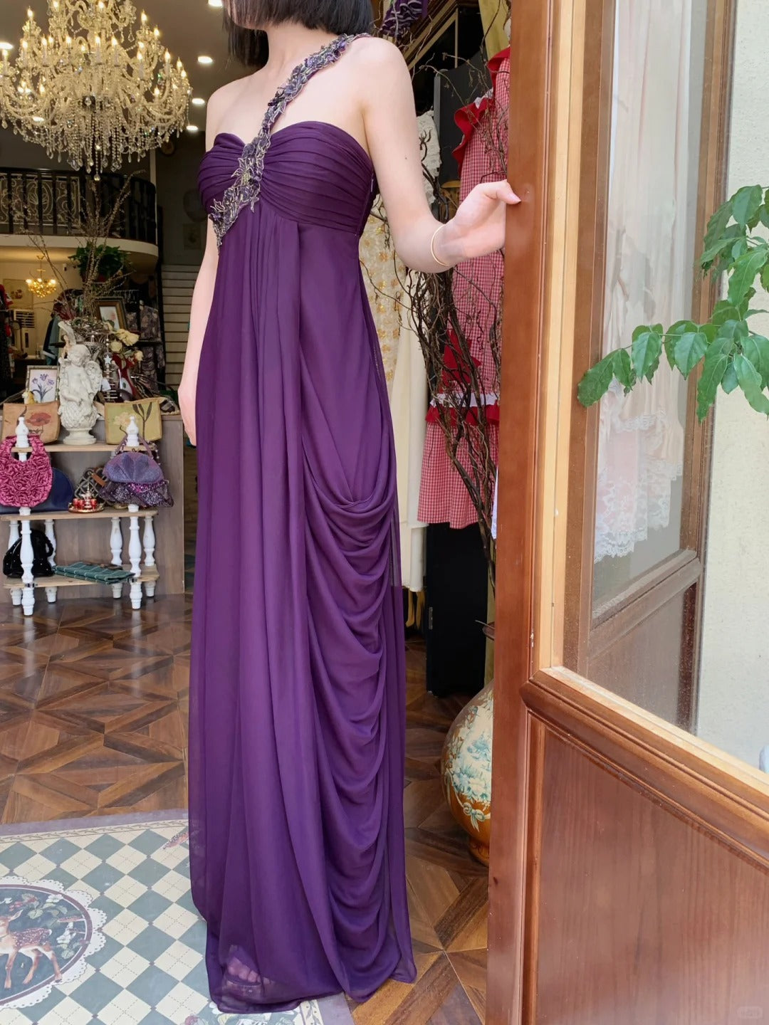 Vintage dunkellila, gerafftes Chiffon-Abendkleid mit einem Schulterträger P4822
