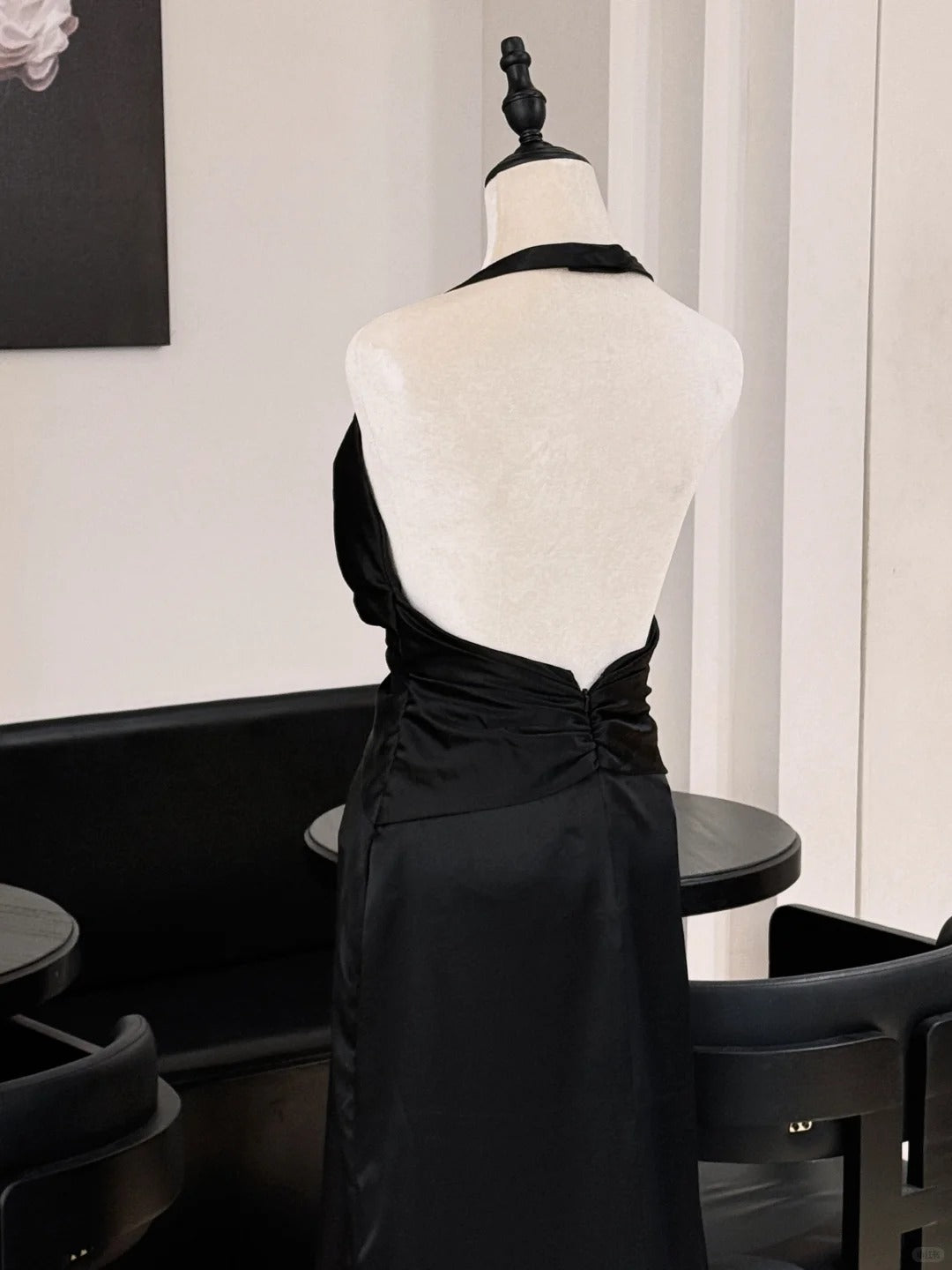 Einfaches schwarzes Neckholder rückenfreies Satin-Abendkleid P4828
