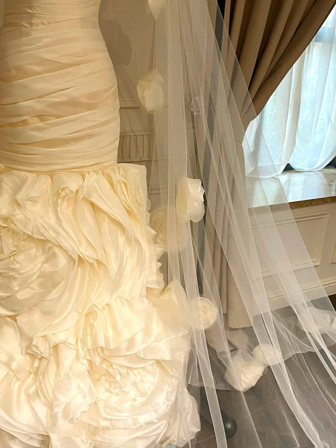 Vintage Ivory Mermaid Strapless 3D Flower Pleated Satin Wedding Dress P4086