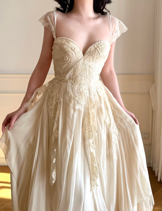 Elegantes cremefarbenes A-Linien-Ballkleid aus Spitze und Chiffon P4862