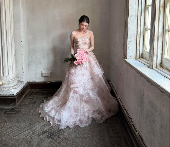 Wunderschönes trägerloses, mehrlagiges Organza-Abendkleid mit Rosen-Print, P4891