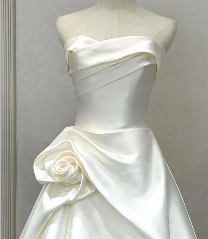 Robe de mariée élégante en satin ivoire sans bretelles avec roses 3D et traîne P4892