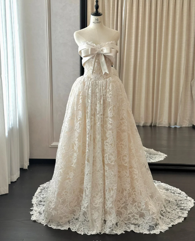 Vintage Off-White Strapless Satin Bow Lace Train Wedding Dress P4893