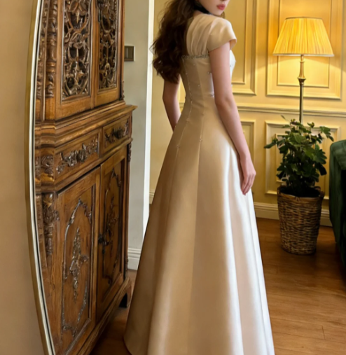 Elegantes elfenbeinfarbenes, quadratischer Ausschnitt A-Linie Perlen-Satin langes Ballkleid Abendkleid P4903