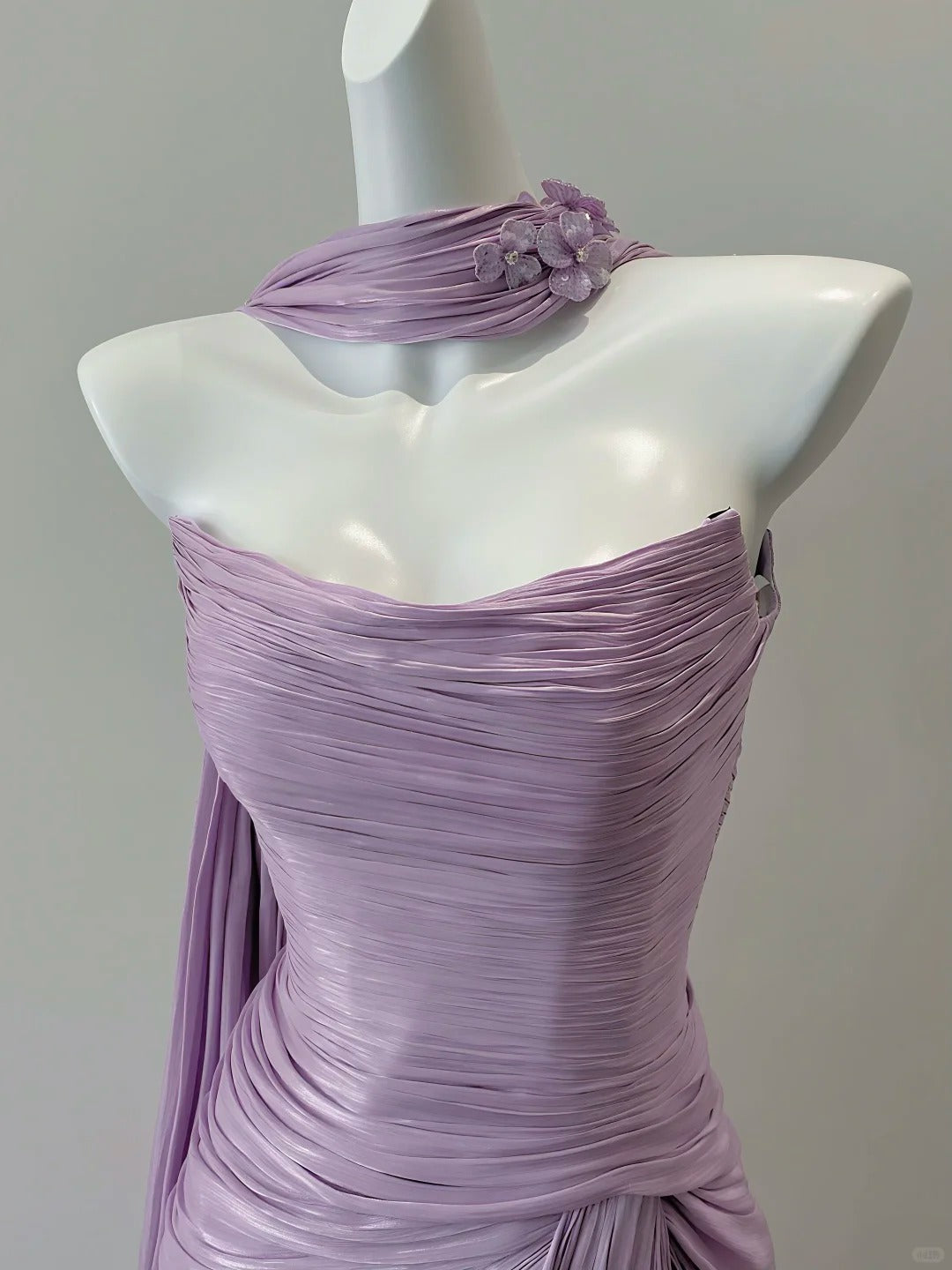 Elegantes, figurbetontes, trägerloses, plissiertes Satin-Ballkleid Abendkleid P4097 in Lila