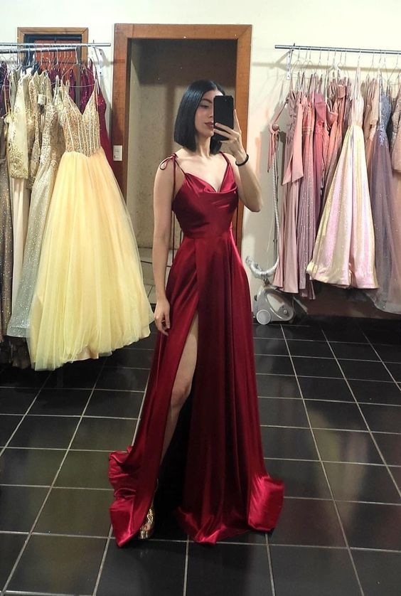Robes de bal longues en satin bordeaux avec fente et fines bretelles coupe trapèze P1024