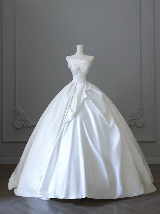 Simple and elegant strapless satin floor-length wedding dress P2500