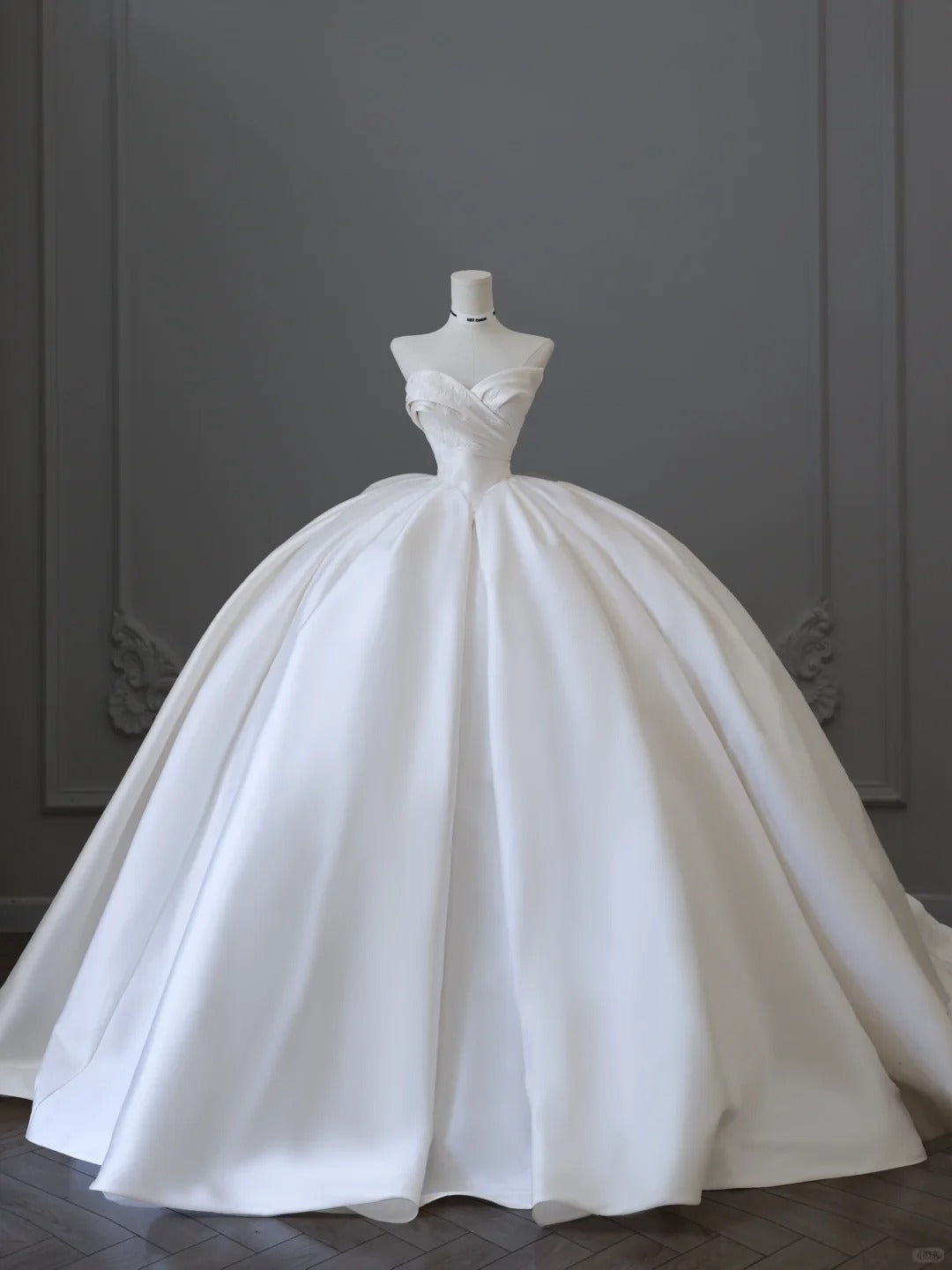 Clean white flowing V-neck satin lace wedding dress P2502