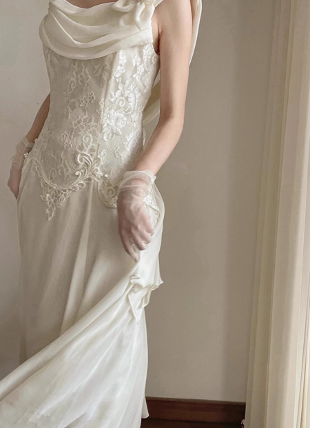 Elegant and minimalist sleeveless chiffon lace wedding dress P2675