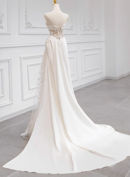 Robe de mariée sirène chic et élégante en satin blanc sans bretelles avec dentelle P2716