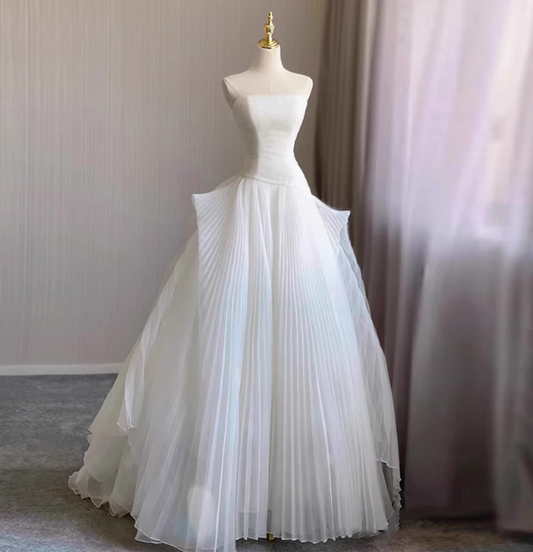 Elegantes und schlichtes trägerloses Tüll-A-Linien-Brautkleid in Bodenlänge P2720