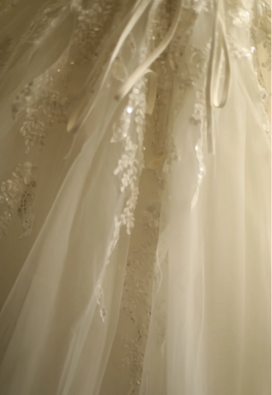 Schlichtes, schulterfreies Hochzeitskleid aus Satin mit Netzstoff-Einsätzen, A-Linie, bodenlang P2827