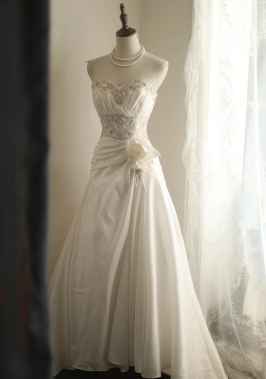 Vintage Satiniertes Hochzeitskleid mit Herzausschnitt, Perlen und A-Linie, bodenlang P2830
