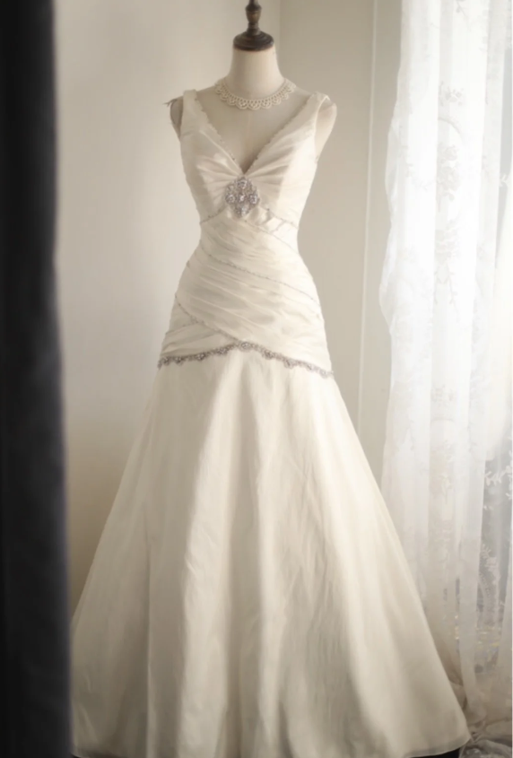 Classic V-neck Retro Palace Satin Hand-beaded Wedding Dress P2836 PreppyDress Classic V-neck Retro Palace Satin Hand-beaded Wedding Dress P2836 PreppyDress