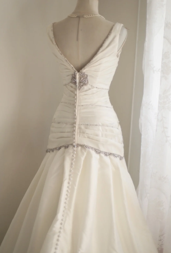 Classic V-neck Retro Palace Satin Hand-beaded Wedding Dress P2836
