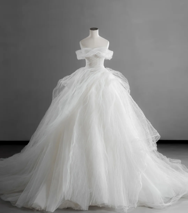 Flowing light satin white one-shoulder simple and elegant floor-length PreppyDress Flowing light satin white one-shoulder simple and elegant floor-length PreppyDress