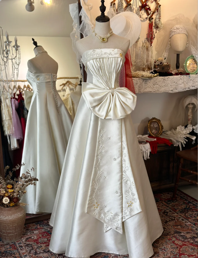 White Satin A-Line Floor-Length Buttoned Wedding Dress with Large Butt White Satin A-Line Floor-Length Buttoned Wedding Dress with Large Butt