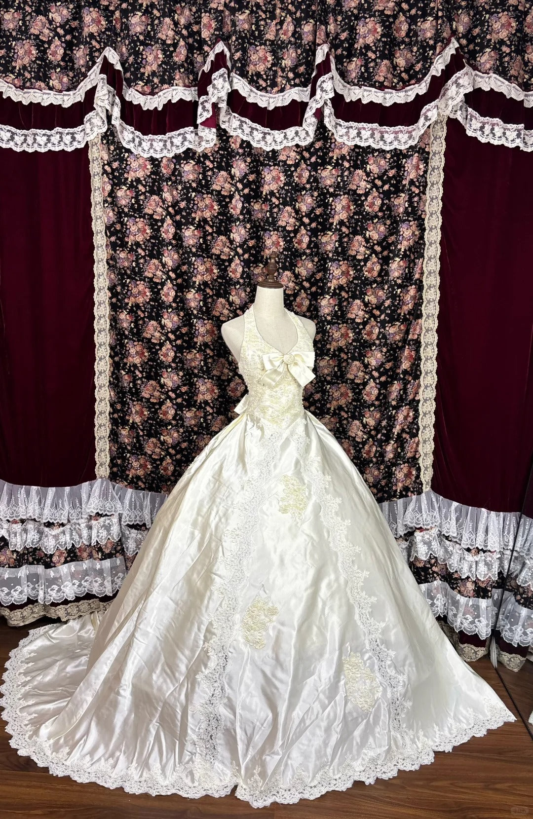 Vintage Ivory Halter Neck Satin Hollow Lace Wedding Dress P2959 Vintage Ivory Halter Neck Satin Hollow Lace Wedding Dress P2959