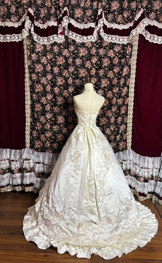 Retro Elegant Strapless Satin Embroidery Wedding Dress with Train P3004