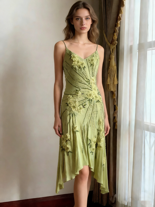 Atemberaubendes grünes, trägerloses Chiffon-Heimkehrkleid mit Stickereien und Perlen P3140