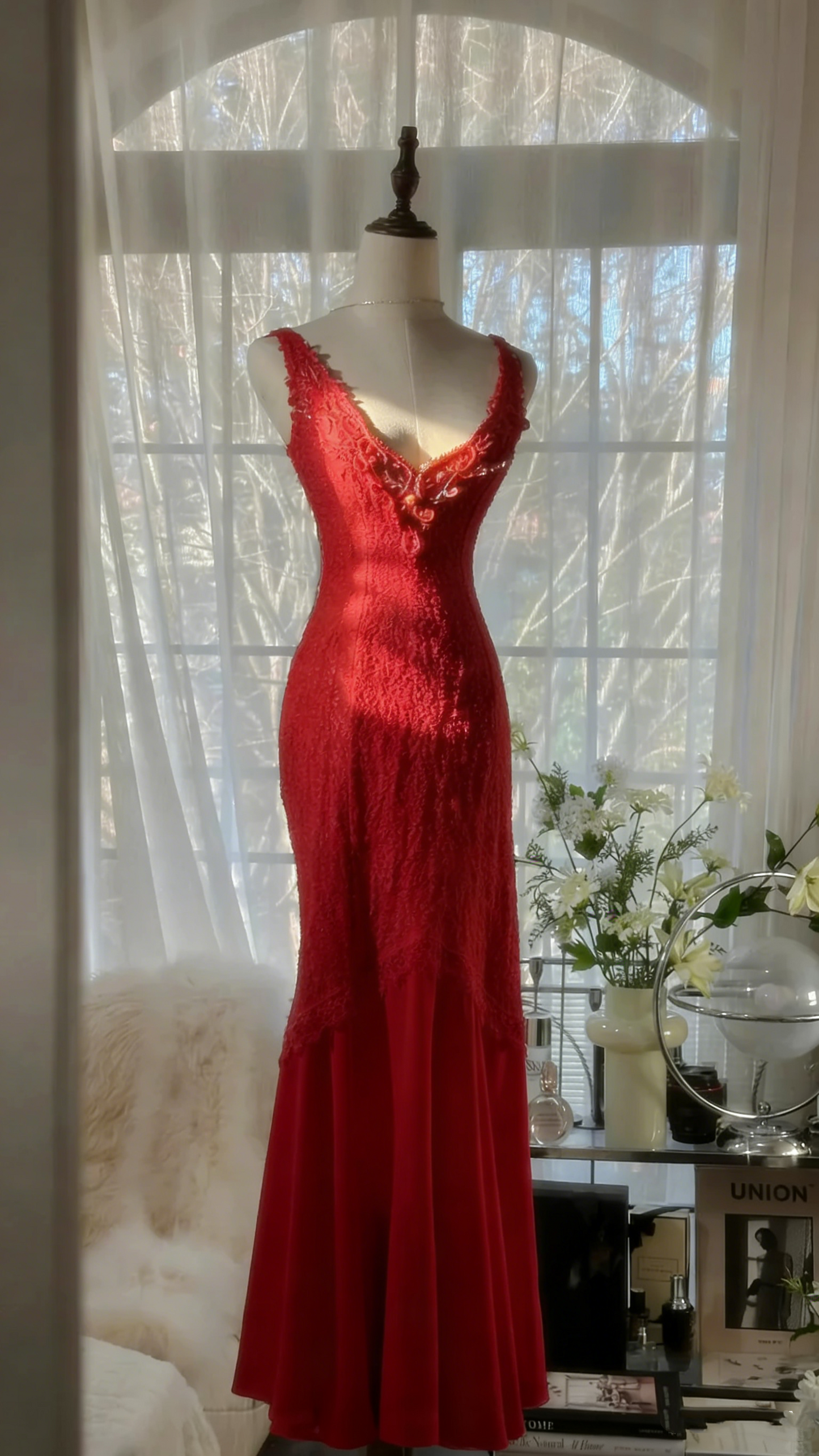 Sauberes und elegantes weißes V-Ausschnitt-Meerjungfrauen-Abendkleid mit Perlen und Spitze P3311
