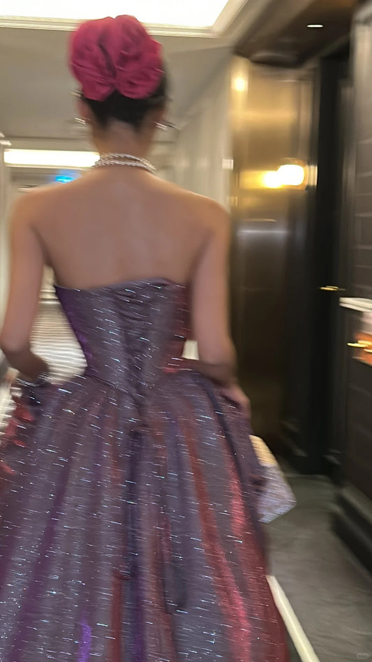 Robe de bal violette charmante avec encolure en cœur, sans manches, scintillante et traîne P3442