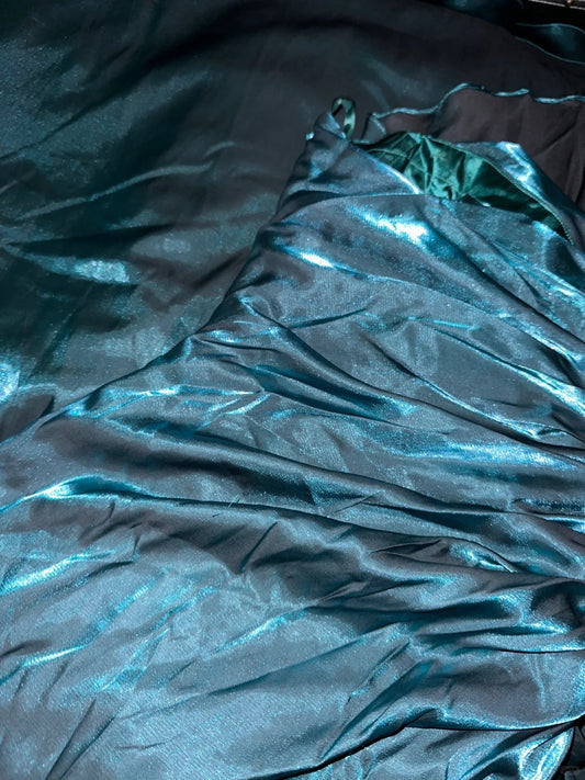 Robe de bal bustier chic en satin à chevrons vert foncé P3446