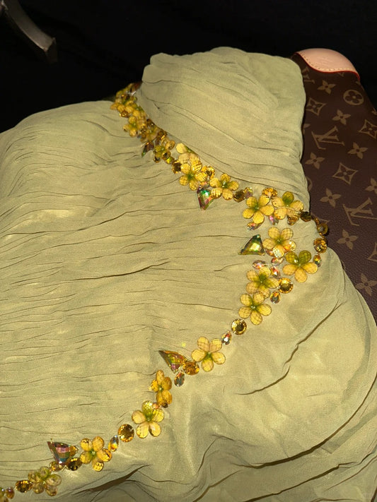Belle robe de bal longue en tulle jaune à une épaule, avec fleurs et diamants P3449