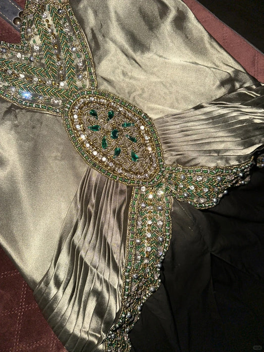 Robe de bal longue en satin vert vintage avec col montant et perles P3450