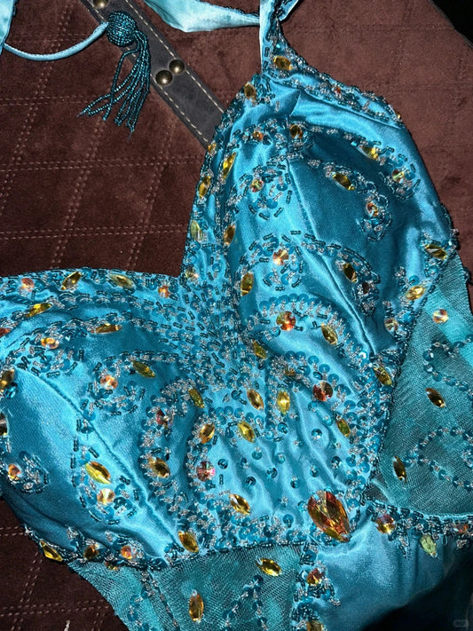 Robe de bal longue vintage bleue en satin perlée à col halter P3451