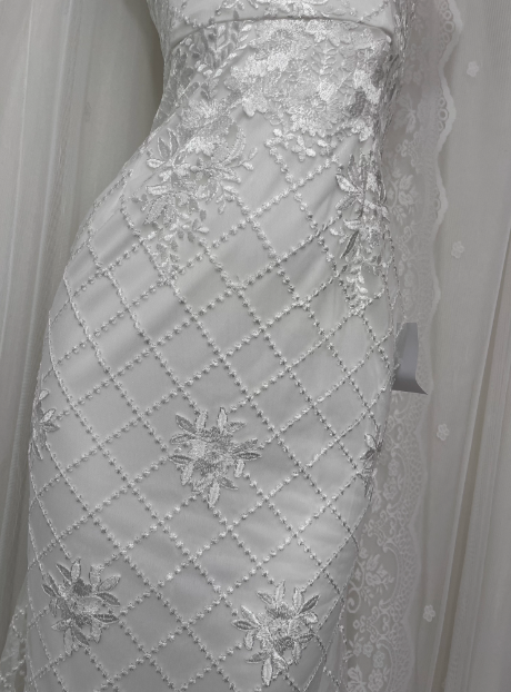 Hübsches Meerjungfrauen-Abendkleid P3461 in Weiß mit Stickereien und schulterfreiem Schnitt
