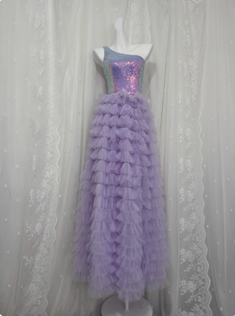 Elegantes lila, schulterfreies, paillettenbesetztes, mehrlagiges Tüll-Abendkleid P3466