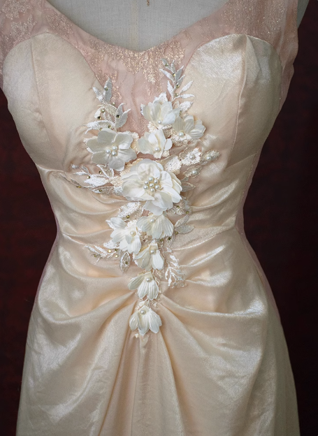 Robe de soirée longue vintage beige à perles dos nu, fleurs 3D et dégradé P3474