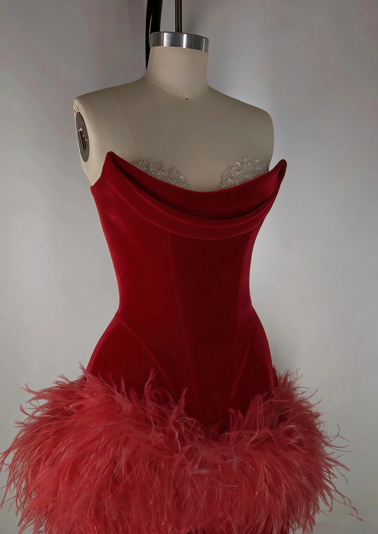 Robe moulante élégante en satin à bordure en plumes, pour 19e anniversaire et retour aux sources P3604