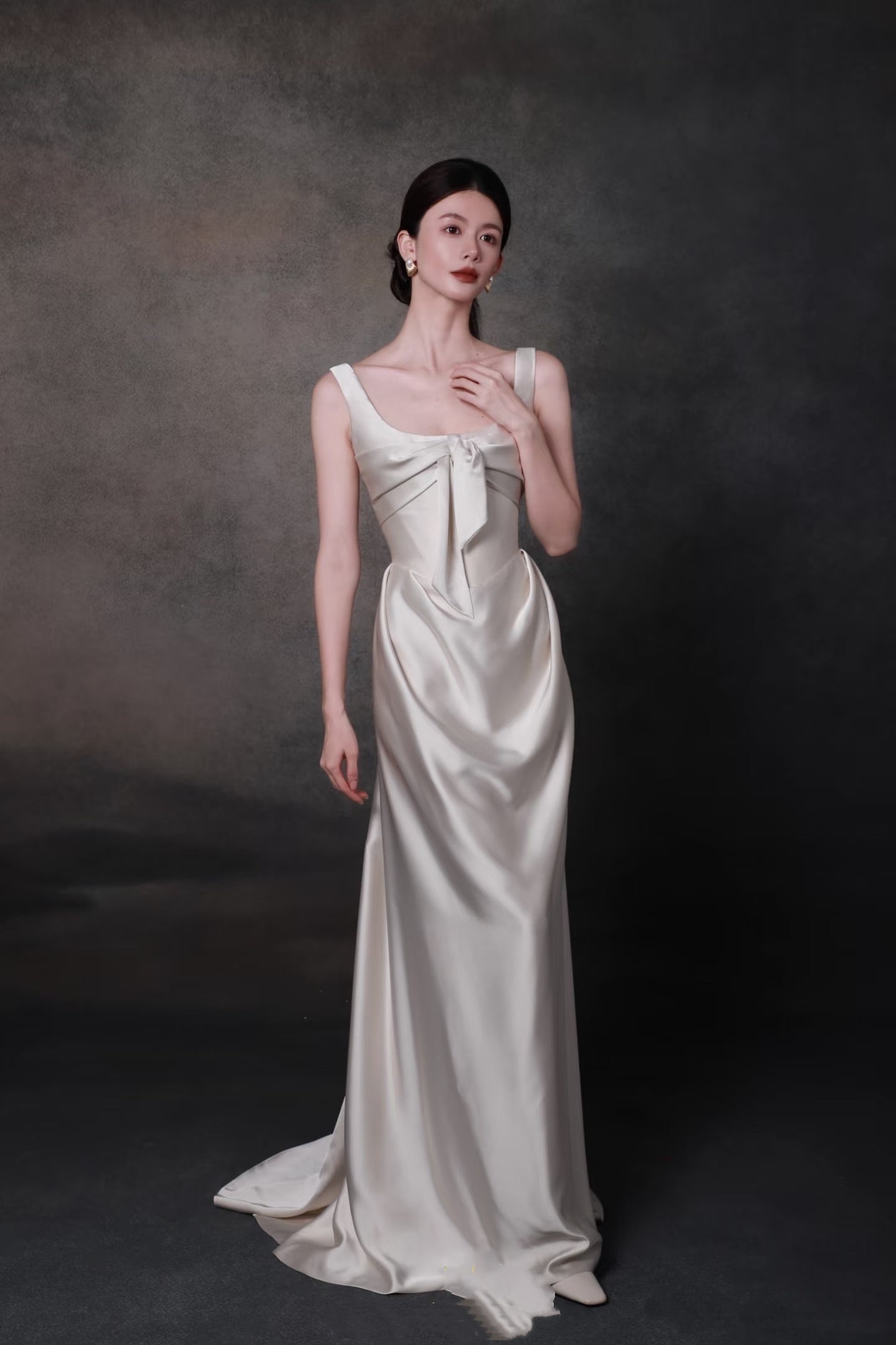 Elegantes, olivgrünes, quadratisches Neckholder-Satin-Kleid mit Schleife, langes Ballkleid, Abendkleid P4750