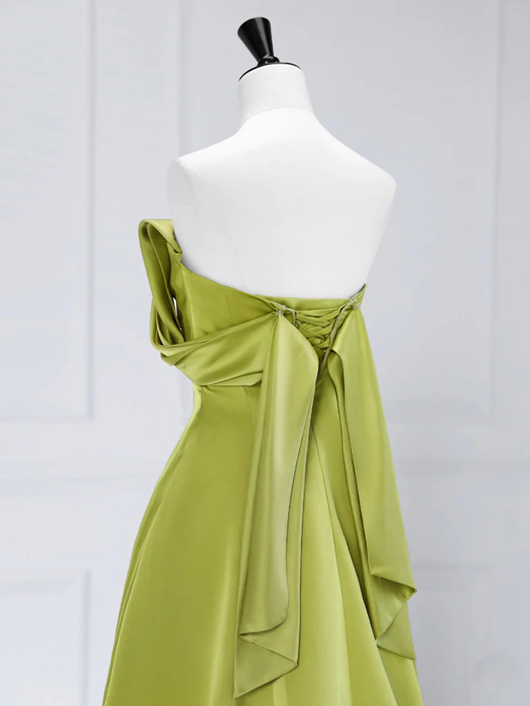 Robe de bal longue en satin vert coupe trapèze et épaules dénudées P588