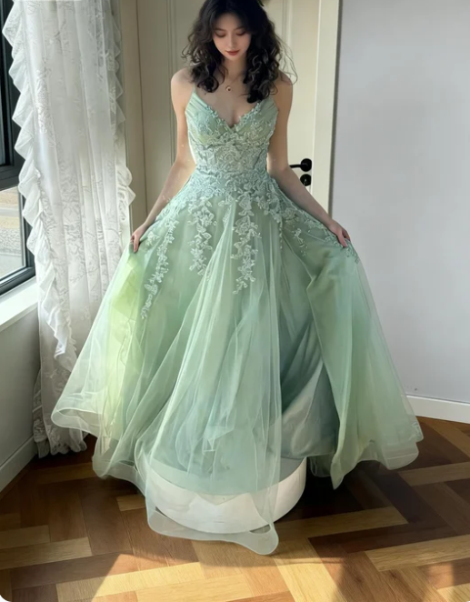 Elegantes grünes A-Linien-Abendkleid mit Rüschen, V-Ausschnitt und Lagen-Tüll P4490