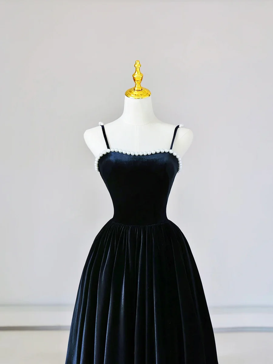 Wunderschönes, langes Ballkleid aus Samt mit Spaghettiträgern und Perlen P574