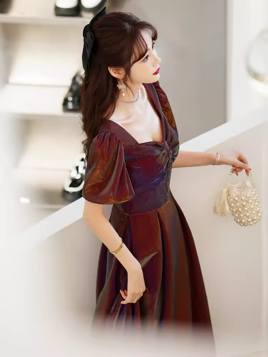 Une robe de soirée trapèze, longueur genou, couleur bordeaux, pour bal de promo P867