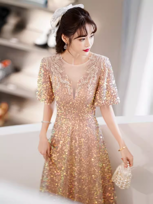Une robe de soirée longue à paillettes dorées, coupe droite, pour bal de promo P878