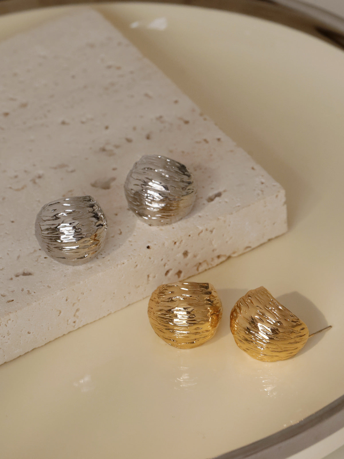 Gold Textured French Earrings Niche Design High-end Light Luxury Temperament Versatile Metal Earrings for Women e010