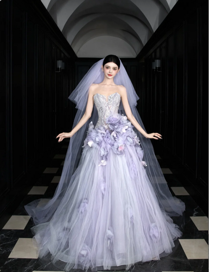 Verträumtes lila trägerloses 3D-Blumen-Tüll-Schleppen-Abendballkleid P4100